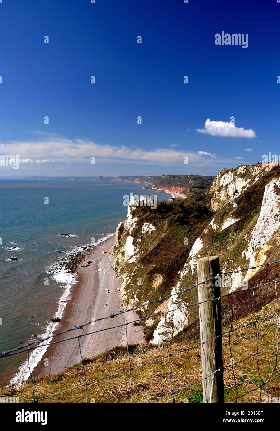 Blick von hoch auf die Klippen in der Nähe Von Beer Head, mit Blick nach Westen in Richtung Sidmouth, East Devon Stockfoto