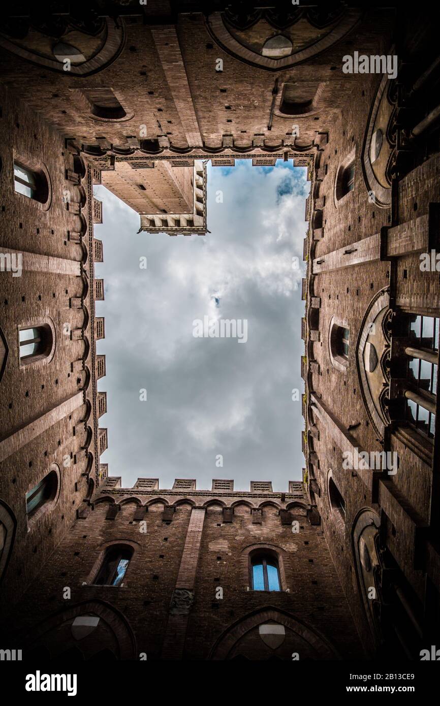 Turm der Eater, Siena, Italien / Direkt unter dem Blick auf Torre del Mangia, Piazza del Campo, Siena, Italien Stockfoto