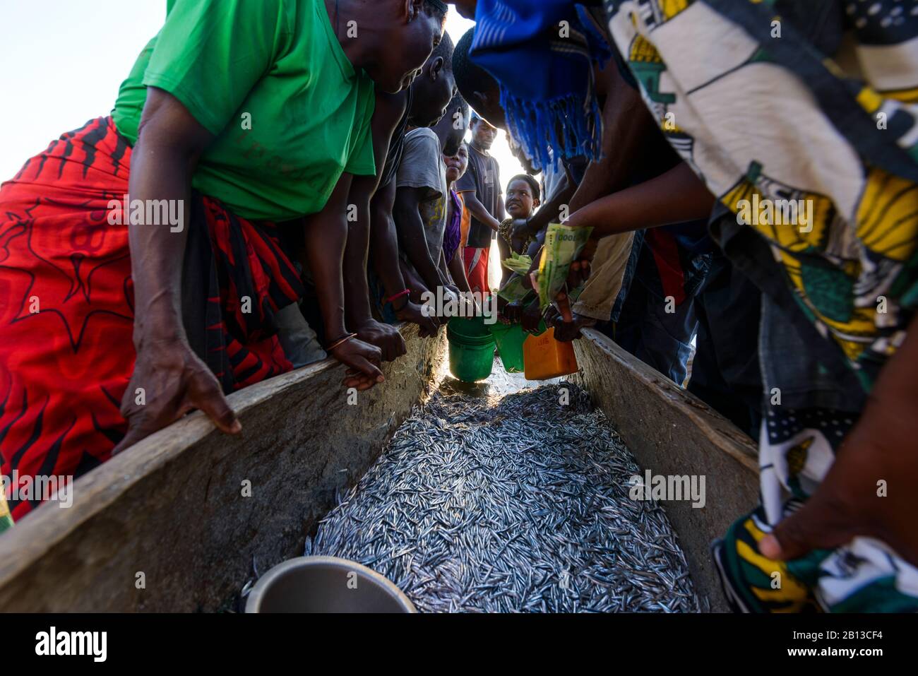 Menschen auf dem Open-Air-Fischmarkt am Malawi-See, Malawi, Afrika Stockfoto
