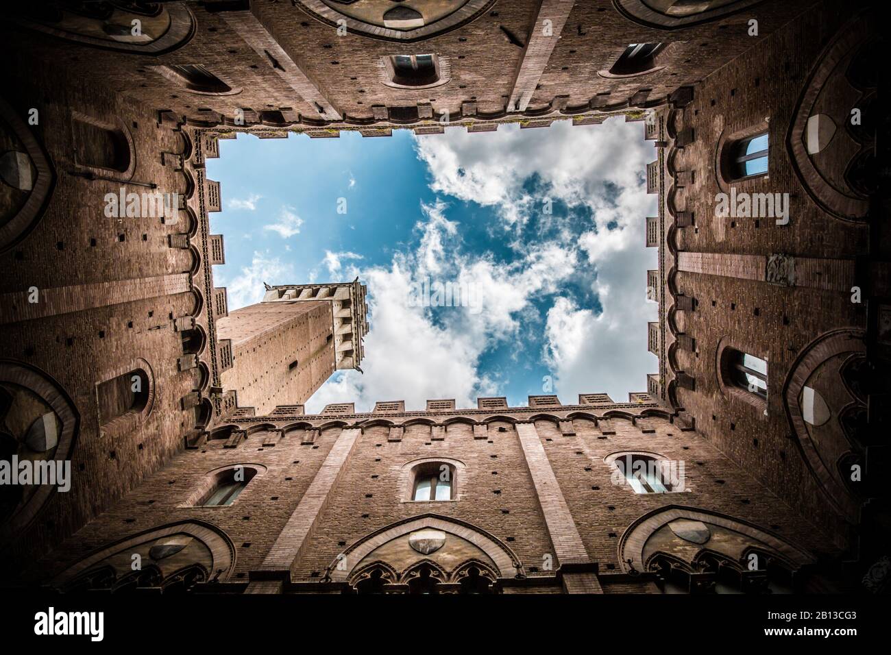 Turm der Eater, Siena, Italien / Direkt unter dem Blick auf Torre del Mangia, Piazza del Campo, Siena, Italien Stockfoto