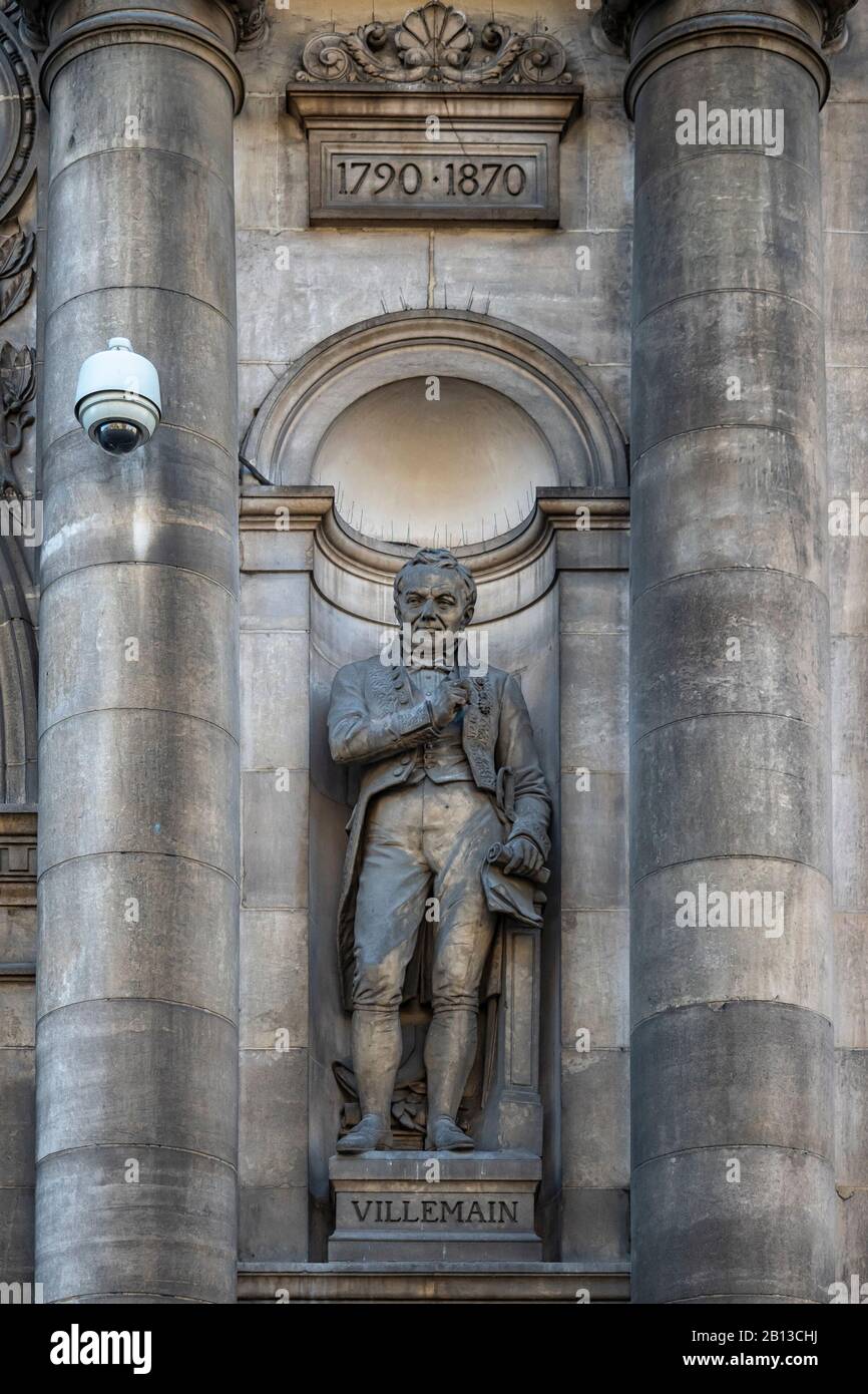 PARIS, FRANKREICH - 02. AUGUST 2018: Statue des französischen Politikers Abel Francois Villemainus an der Ostfassade des Hotel de ville Stockfoto