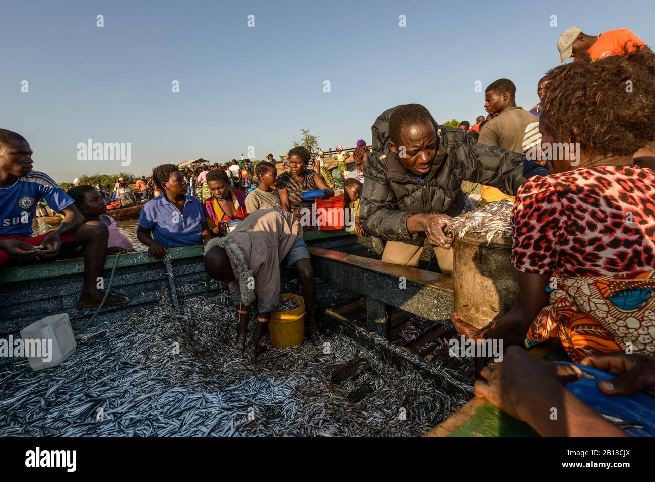 Menschen auf dem Fischmarkt am Malawi-See, Malawi, Afrika Menschen auf dem Open-Air-Fischmarkt am Malawi-See, Malawi, Afrika Stockfoto
