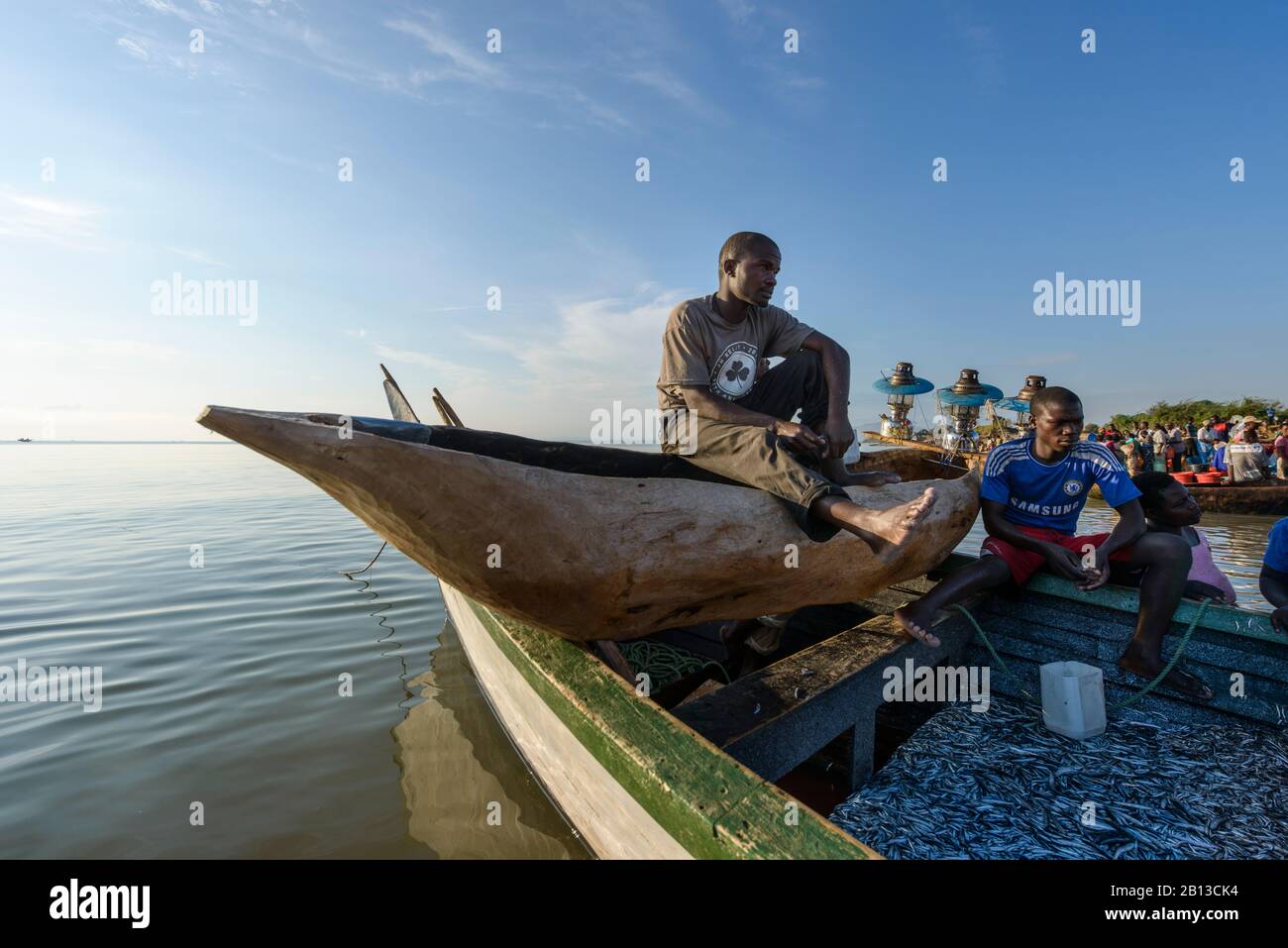Menschen auf dem Fischmarkt am Malawi-See, Malawi, Afrika Menschen auf dem Open-Air-Fischmarkt am Malawi-See, Malawi, Afrika Stockfoto