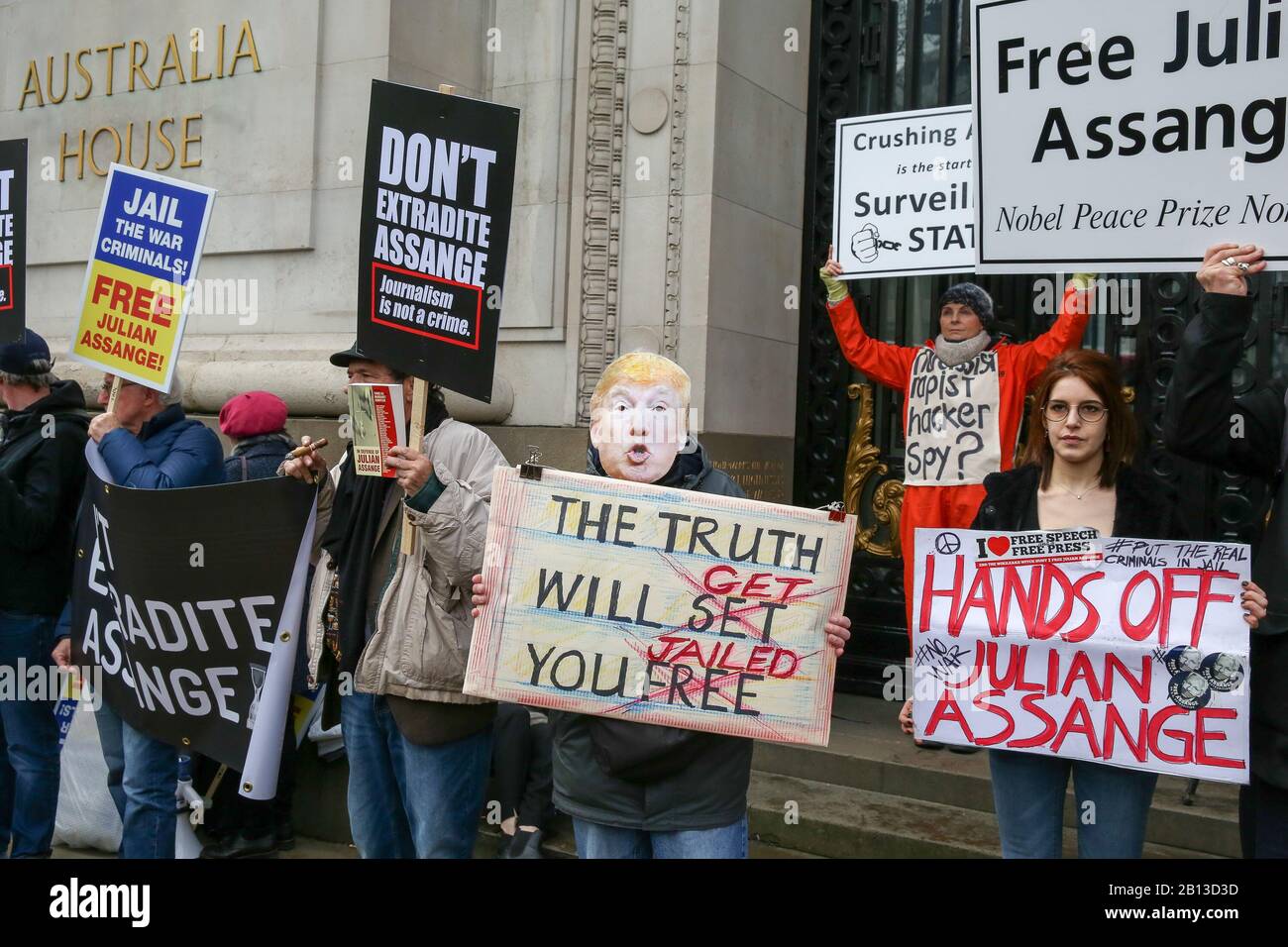 Australia House, Strand, London, Großbritannien 22. Februar 2020 - Aktivisten des Wikileaks-Gründers Julian Assange protestieren außerhalb von Australia House, Strand, und fordern, dass Assange nicht an die USA ausgeliefert werden darf. Julian Assange steht 18 Anklagepunkten in den Vereinigten Staaten gegenüber, einschließlich der Verschwörung, Regierungscomputer zu hacken und gegen ein Spionagegesetz zu verstoßen. Sein Auslieferungsverfahren beginnt am Montag, 24. Februar 2020, am Woolwich Crown Court. Credit: Dinendra Haria/Alamy Live News Stockfoto