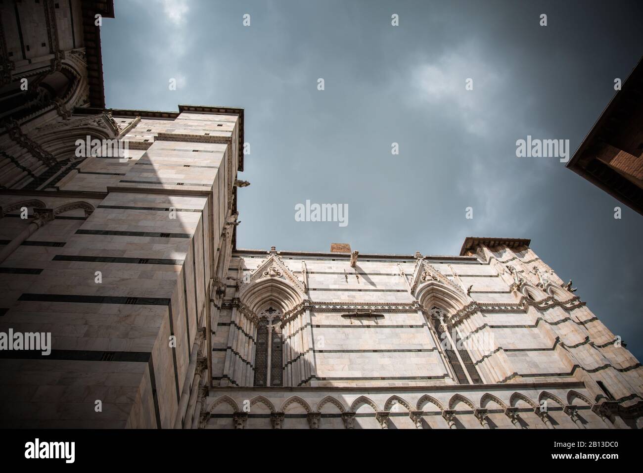 Die Fassade des Doms von Siena und die Details Der Fassade der Kathedrale von Mariä Himmelfahrt Stockfoto