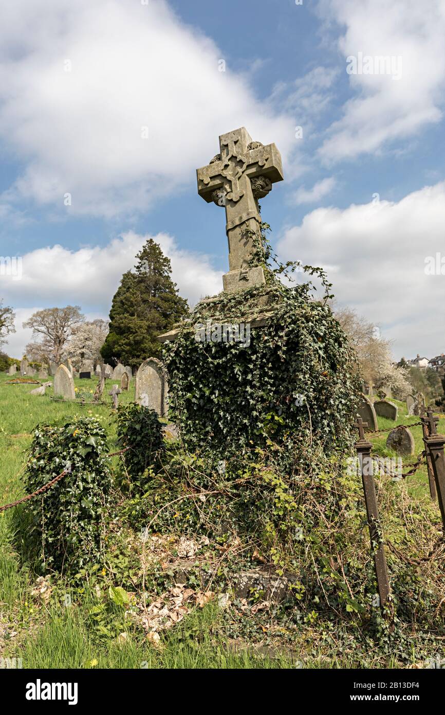 Überwachsener Gedenkstein auf dem Friedhof Monmouith, Wales, Großbritannien Stockfoto