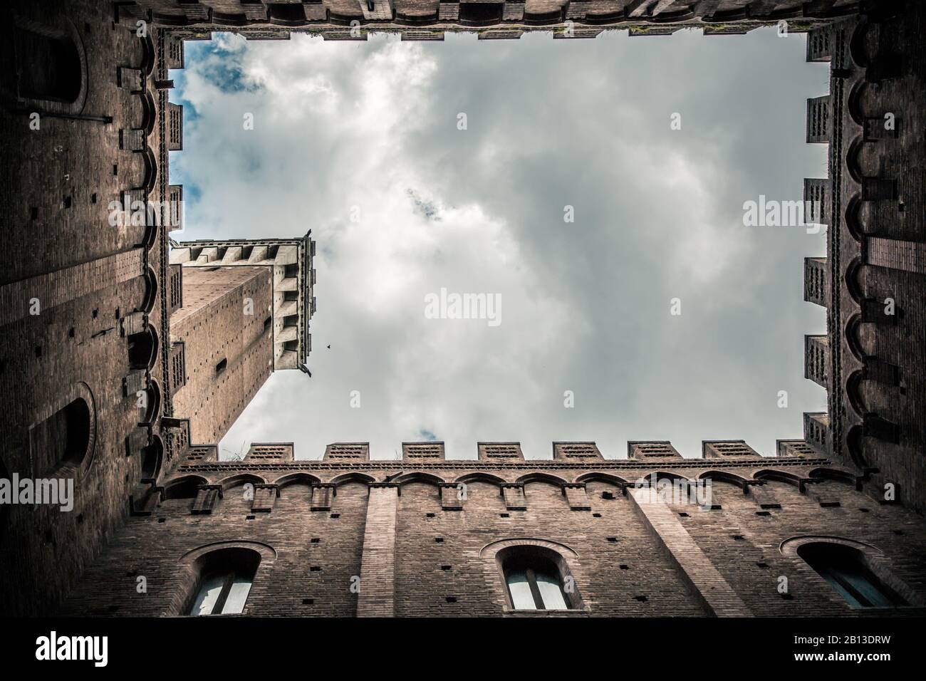Turm von Mangia, Siena, Italien / Direkt unter dem Blick auf Torre del Mangia, Piazza del Campo, Siena, Italien Stockfoto
