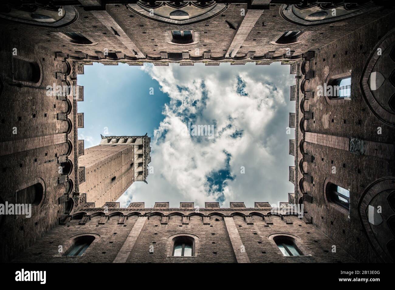 Turm von Mangia, Siena, Italien / Direkt unter dem Blick auf Torre del Mangia, Piazza del Campo, Siena, Italien Stockfoto