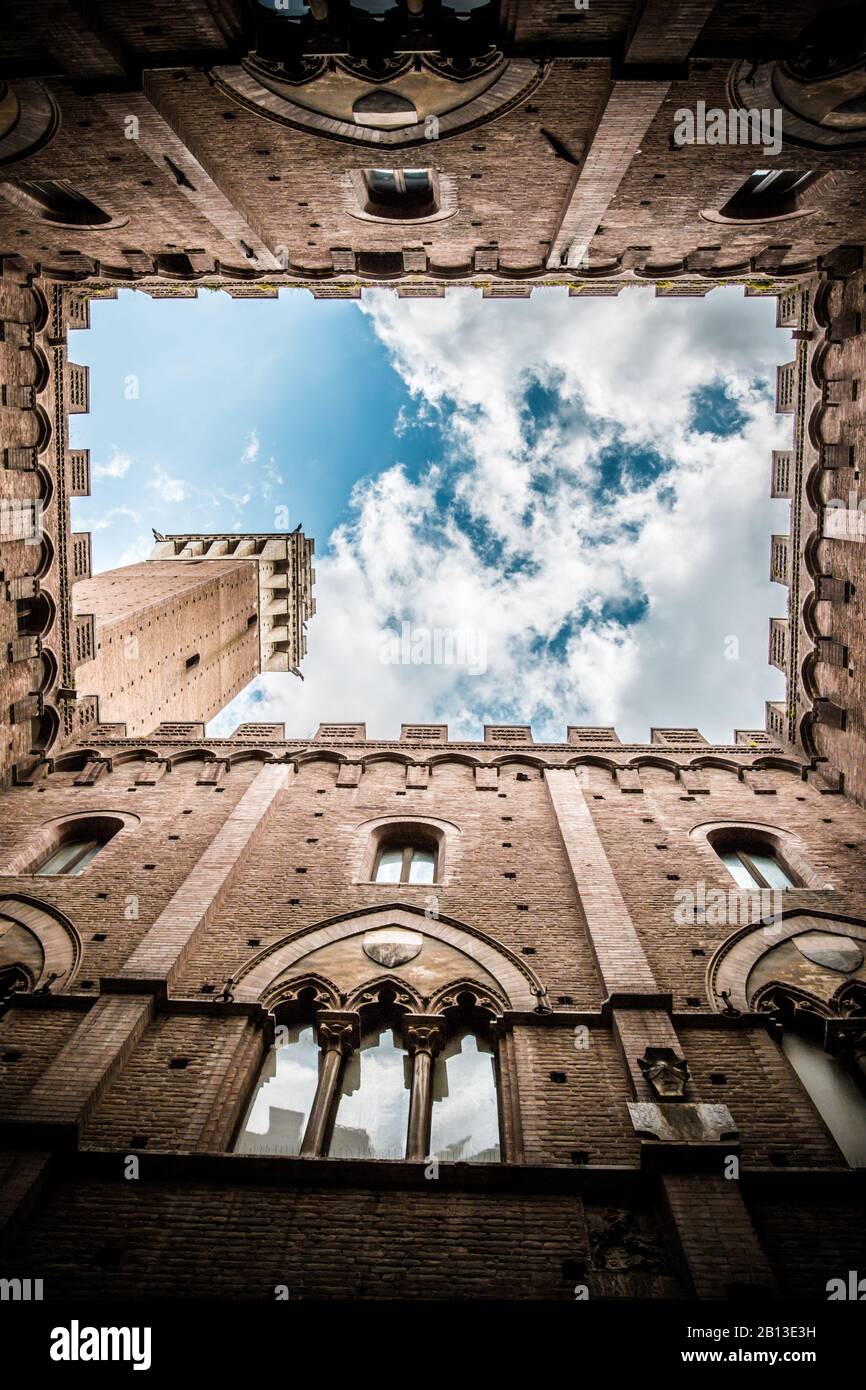 Turm von Mangia, Siena, Italien / Direkt unter dem Blick auf Torre del Mangia, Piazza del Campo, Siena, Italien Stockfoto
