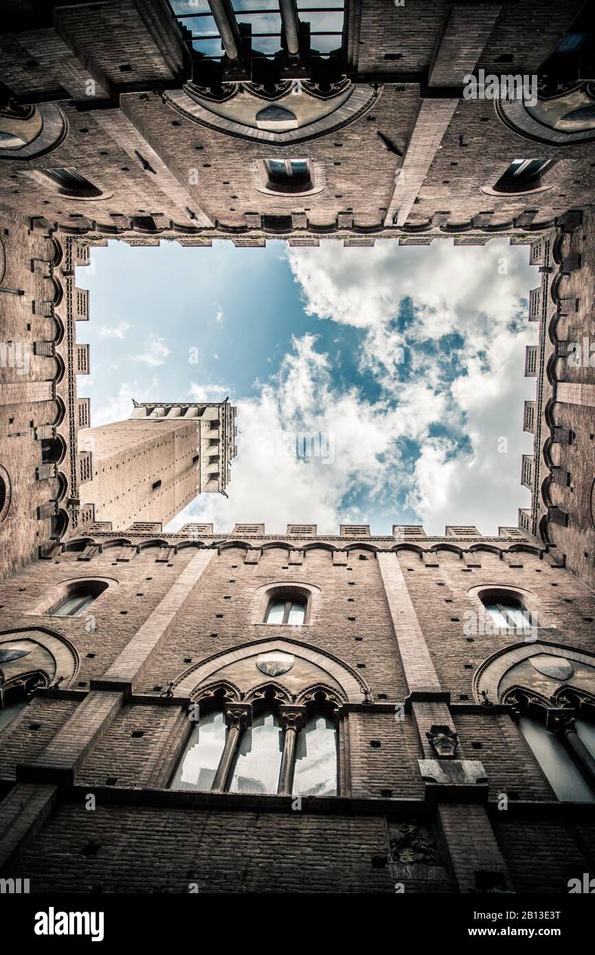 Turm von Mangia, Siena, Italien / Direkt unter dem Blick auf Torre del Mangia, Piazza del Campo, Siena, Italien Stockfoto