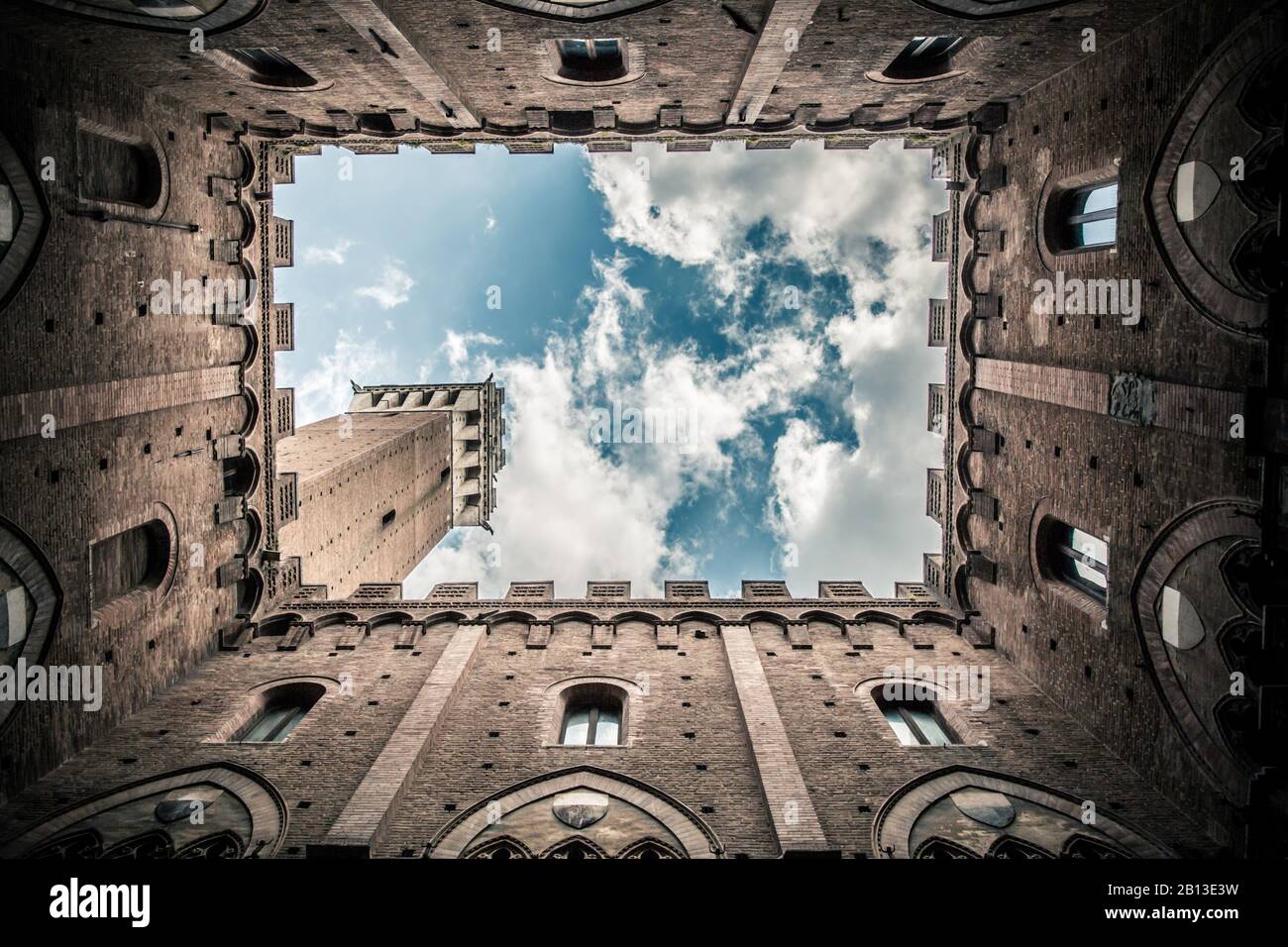 Turm von Mangia, Siena, Italien / Direkt unter dem Blick auf Torre del Mangia, Piazza del Campo, Siena, Italien Stockfoto