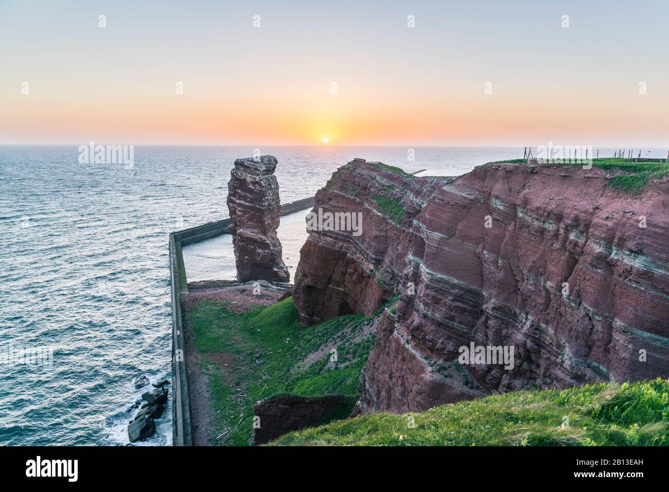 Felsformation "lange Anna" bei Sonnenuntergang, Helgoland, Schleswig-Holstein, Deutschland Stockfoto