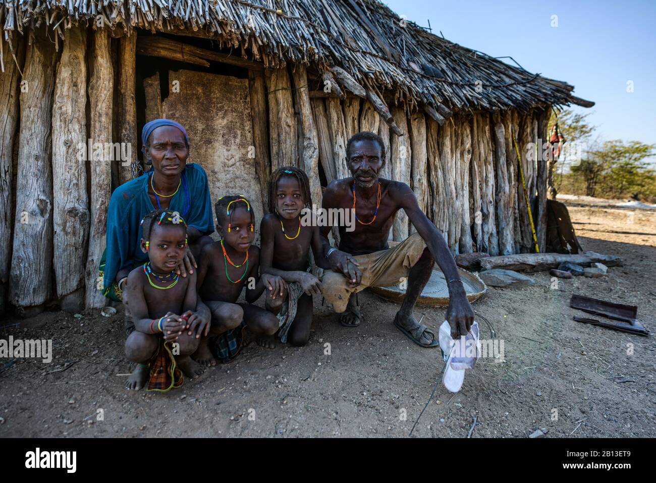 Eine Familie des Mudimba-Stammes aus der Provinz Cunene im Süden von angolanischer Republik, Afrika Stockfoto