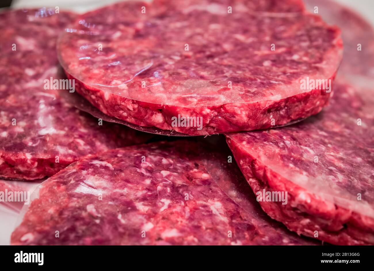 Hamburger rohe rote Fleischzubereitung extreme Nahselektive Fokussierung Stockfoto
