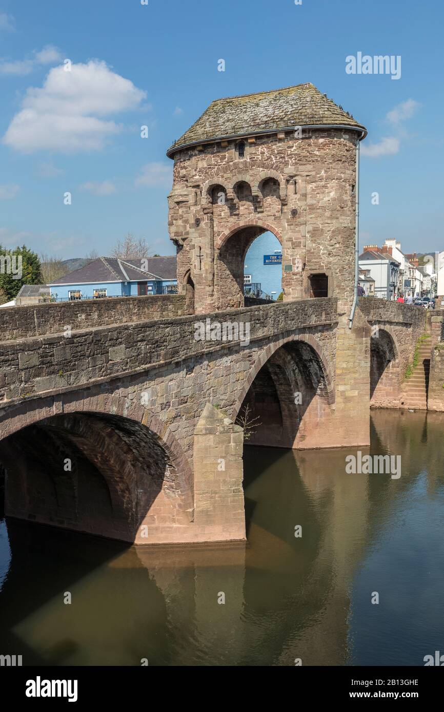 River Bridge and Gateway, Monmouth, Wales, Großbritannien Stockfoto