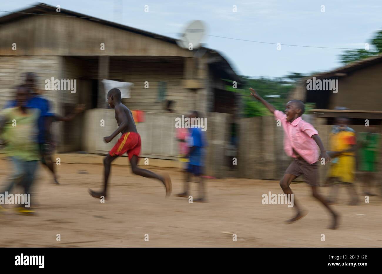 Straßenfußball in Bayanga, Zentralafrikanische Republik, Afrika Stockfoto