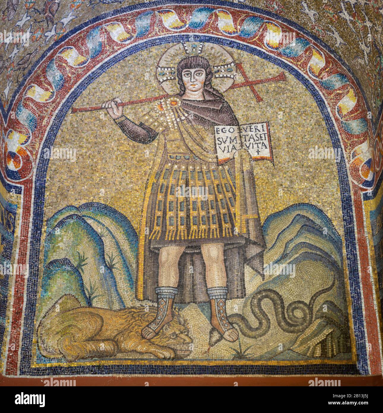 Ravenna, ITALIEN - 28. JANUAR 2020: Das frühchristliche Mosaik Jesu als Sieger und Lehrer in der Heiliger Andreaskapelle aus dem 5.-6. Stockfoto
