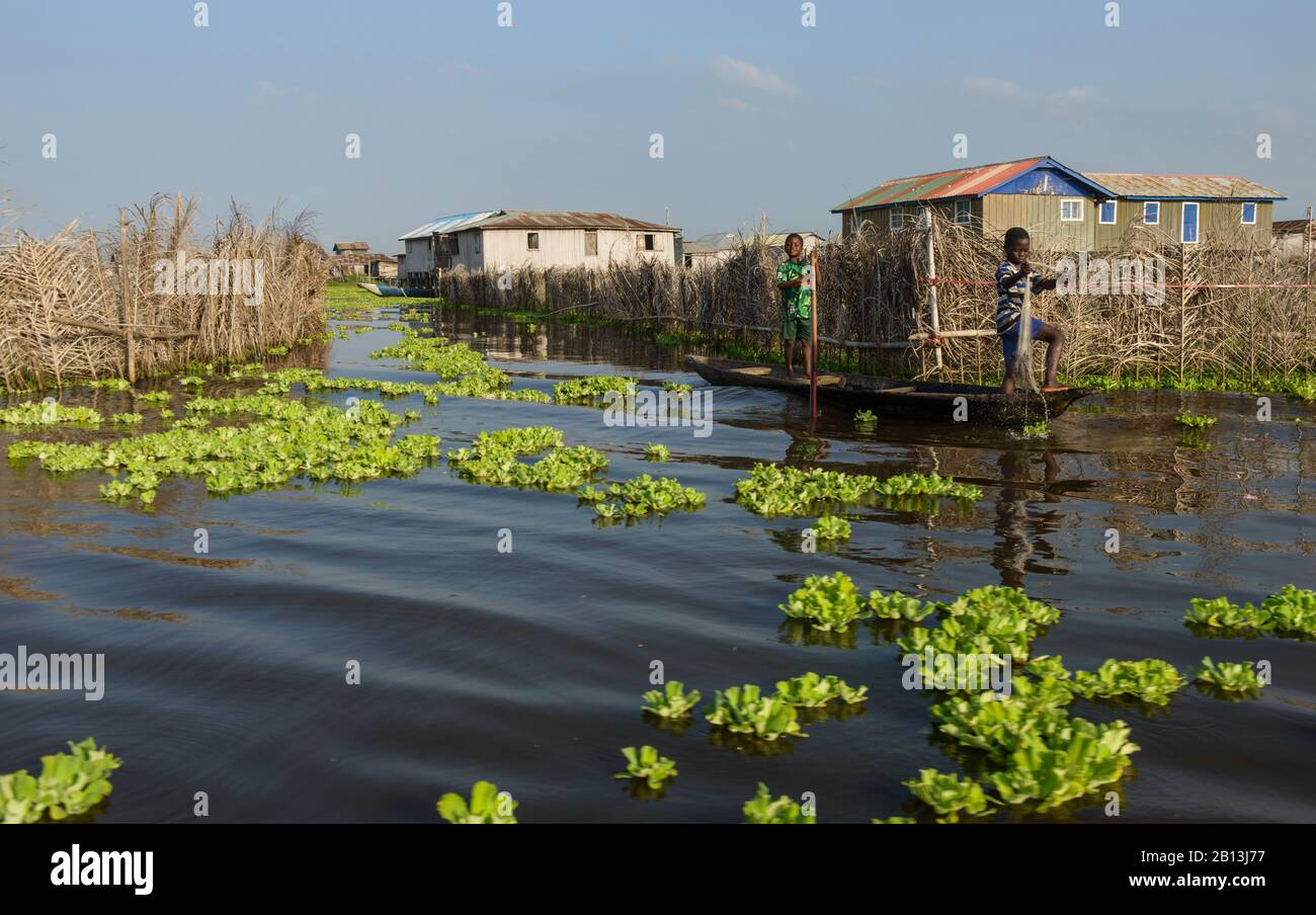 Bewohner des schwimmenden Dorfes GanviÈ, Benin, Afrika Menschen des schwimmenden Dorfes Ganvi√ ©, Benin, Afrika Stockfoto