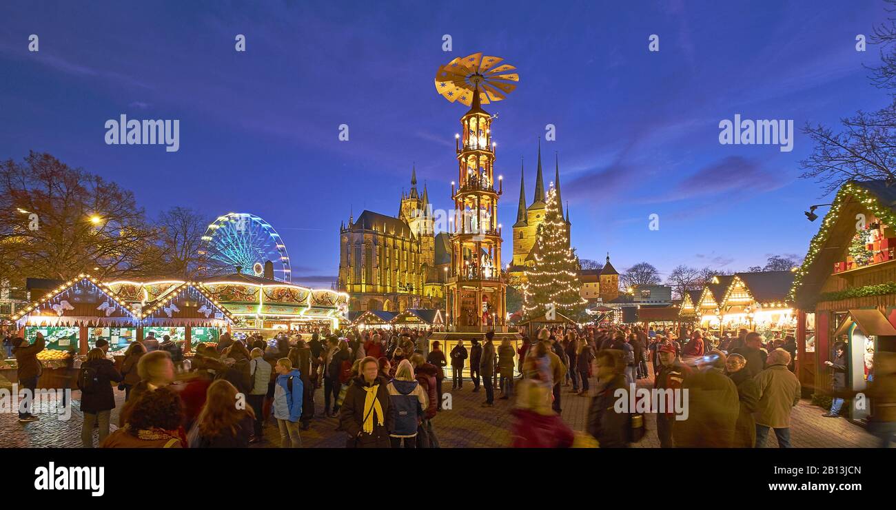 Erfurt-Weihnachtsmarkt mit Pyramide, St. Marienkathedrale und Severikkirche, Thüringen, Deutschland Erfurt-Weihnachtsmarkt mit Pyramide, St. Marienkathedrale und St.-Sewerus-Kirche, Thüringen, Deutschland Stockfoto