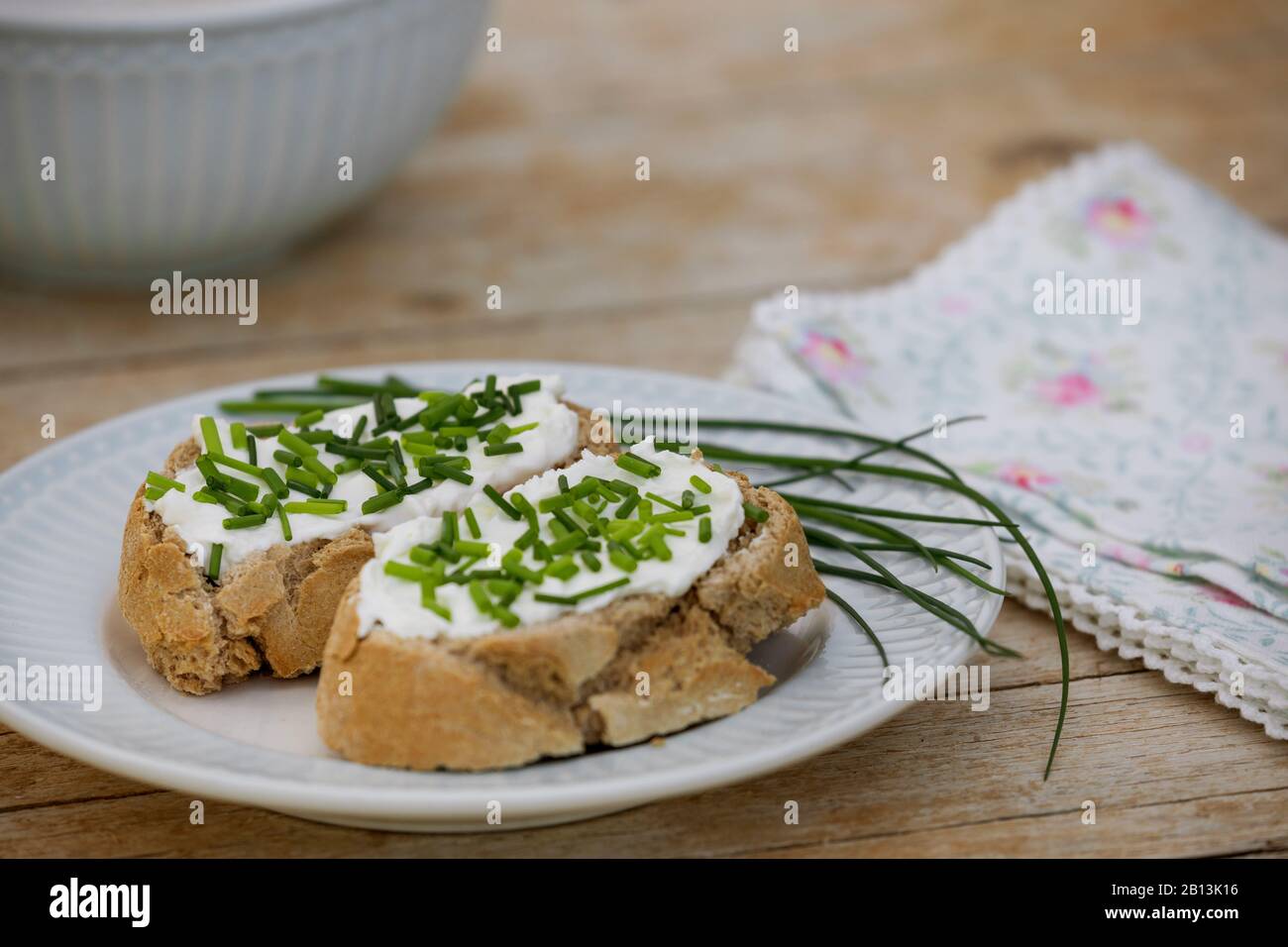 Schnittlauch, Sandleek (Allium schoenoprasum), Brotscheiben mit Quark und Schnittlauch Stockfoto