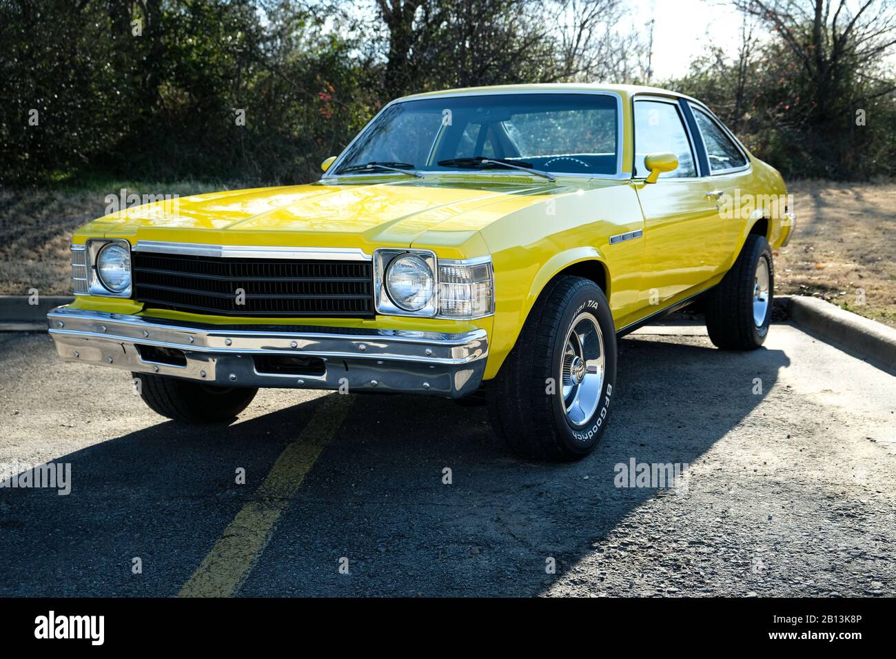 CHECOTAH, OKLAHOMA - 25.12.2019 - Yellow 1976 Buick Skylark. Dies ist die dritte Generation dieses Modells Stockfoto