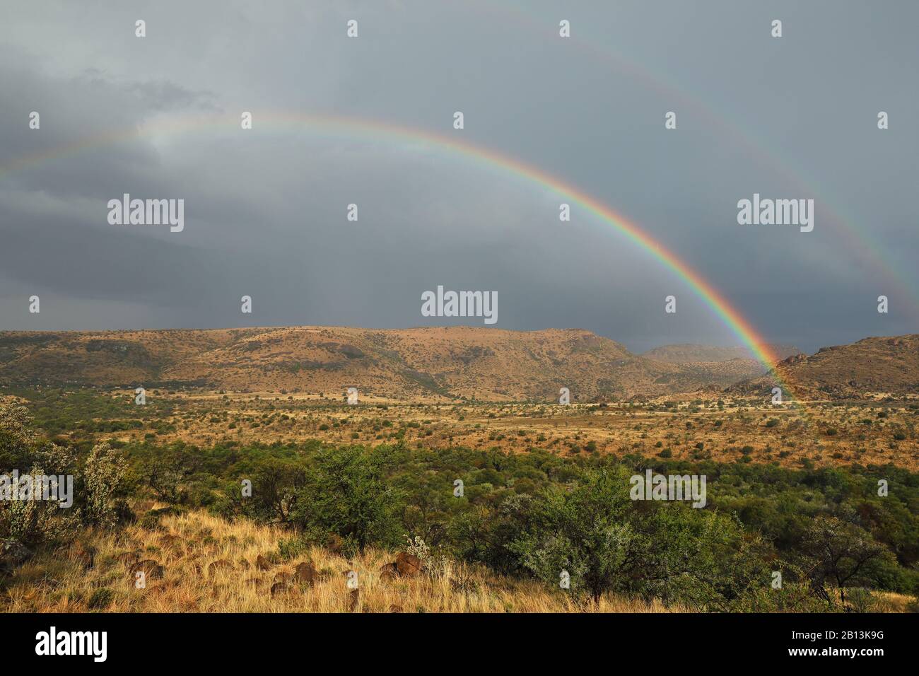 Regenbogen über einem Tal, Südafrika, Ostkaper, Mountain Zebra National Park Stockfoto