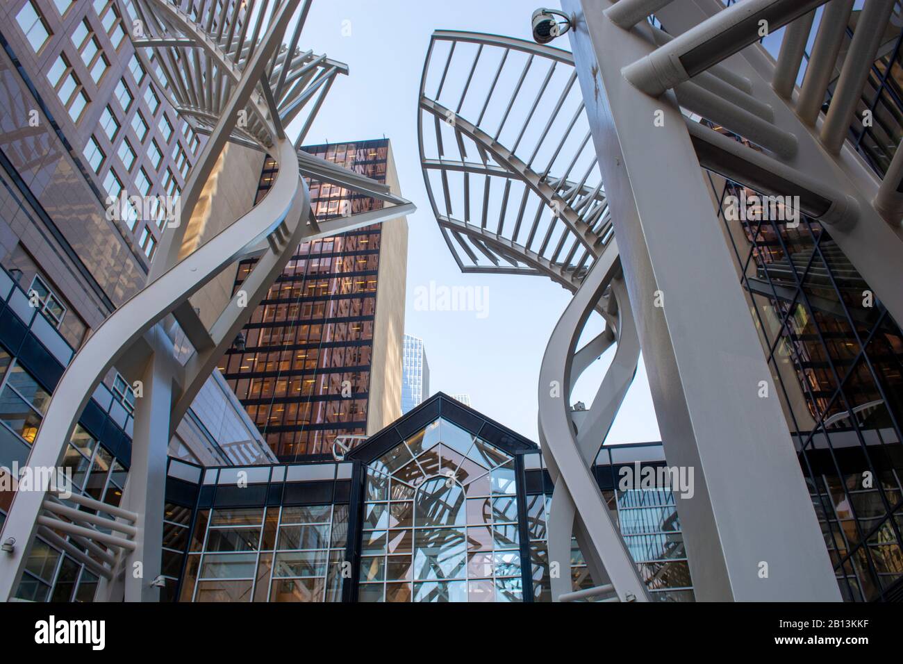 Große Metallbaukunst in der Innenstadt von Calgary Stockfoto