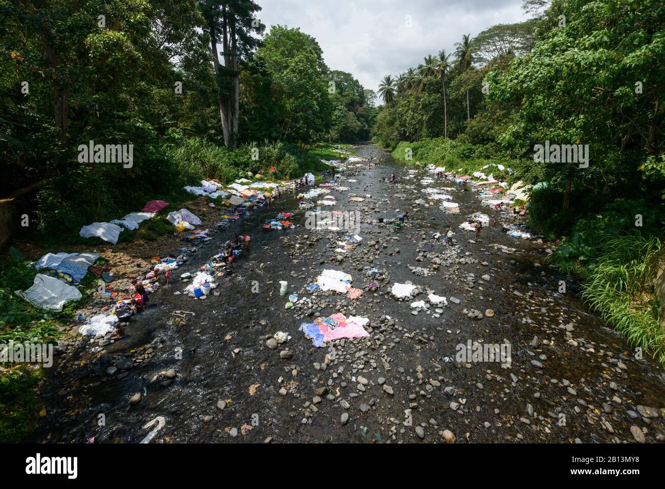 Wäsche waschen im Fluss der Insel Sao Tomé, Sao Tome e Principe Stockfoto