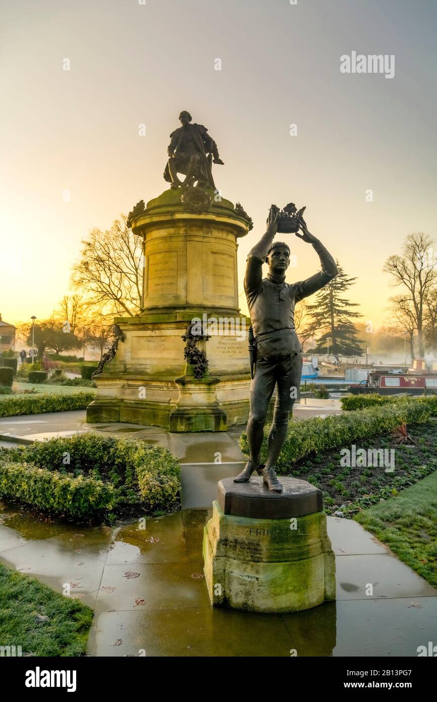 Bronze und Stein, Shakespeare Memorial durch Herrn Ronald Gower, Stratford-upon-Avon, Warwickshire, England, Großbritannien Stockfoto