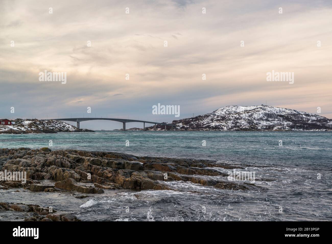 Küstenlandschaft der Insel Kvaløya mit Blick auf die Insel Sommarøy, Norwegen Stockfoto