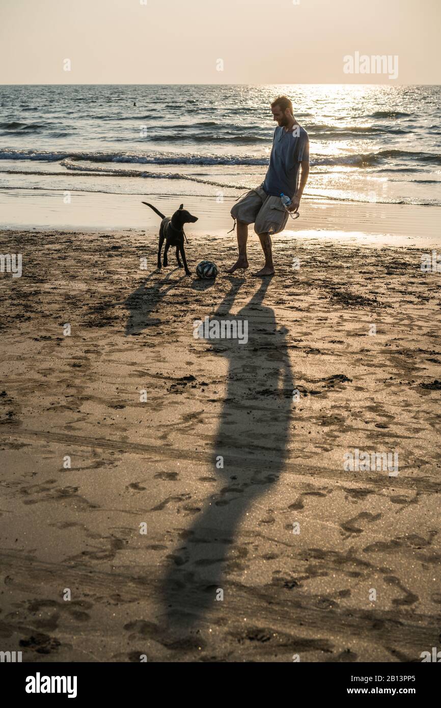 Die Leute spielen Fußball am Strand, Arambol, Goa, Indien, Asien Stockfoto