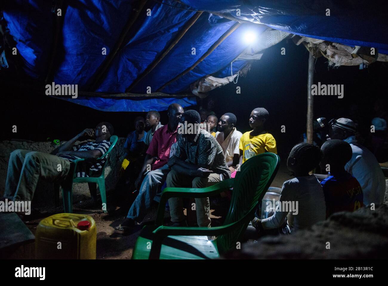 TV-Nacht in einem abgelegenen Dorf ohne Strom, Guinea Stockfoto