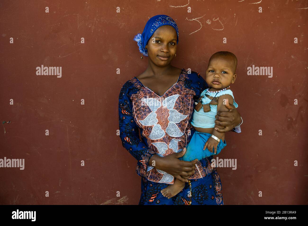 Eine Mutter von Peul und ihr Sohn. Gambia Stockfoto