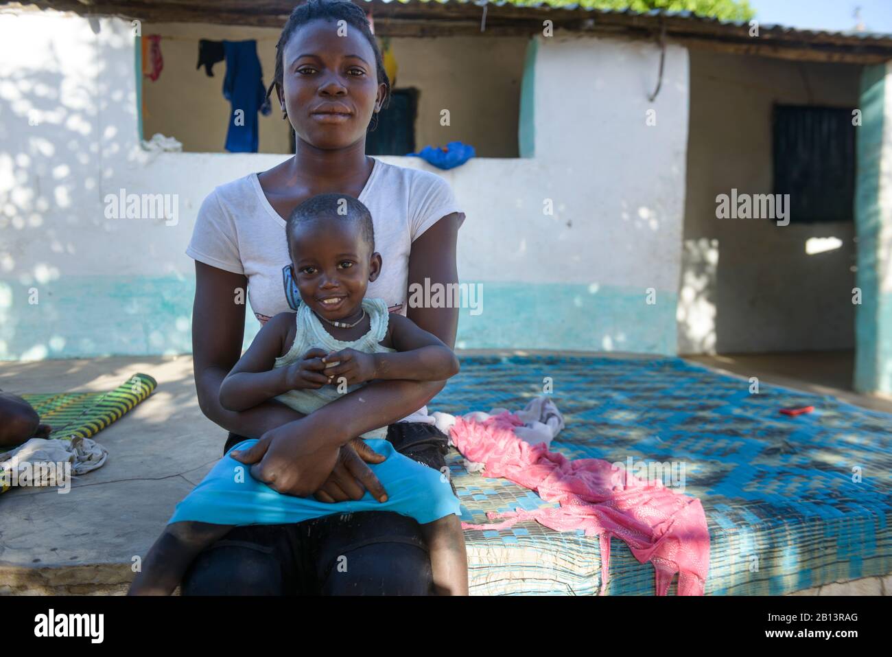 Mandinka Schwester und kleiner Bruder. Gambia Stockfoto