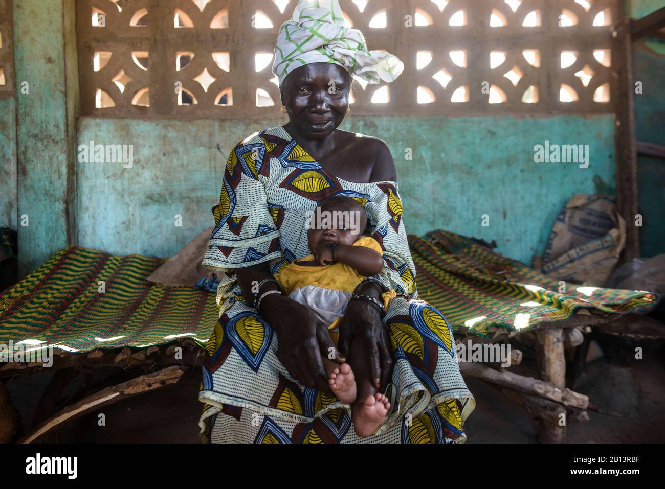 Mandinka Großmutter und Enkel, Gambia Stockfoto