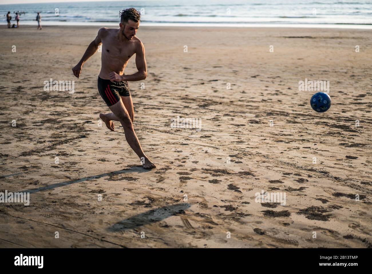 Die Leute spielen Fußball am Strand, Arambol, Goa, Indien, Asien Stockfoto