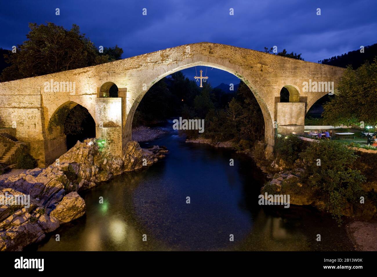 Römische Brücke mit dem Kreuz von Covadonga, Cangas de Onis, Asturien, Spanien. Stockfoto