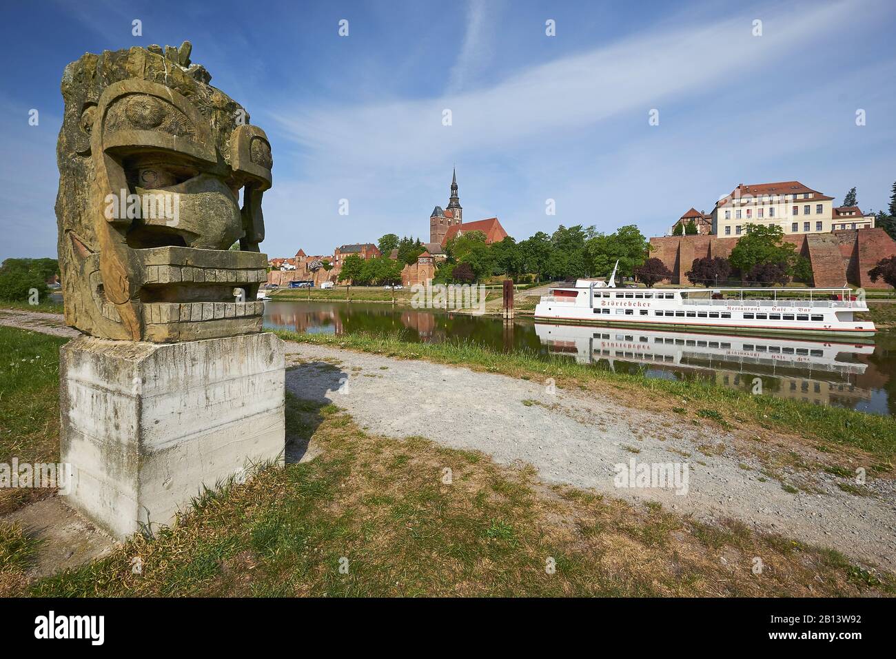 Elbwächter mit Blick auf die Stadt von Tangermünde, Sachsen-Anhalt, Deutschland Stockfoto