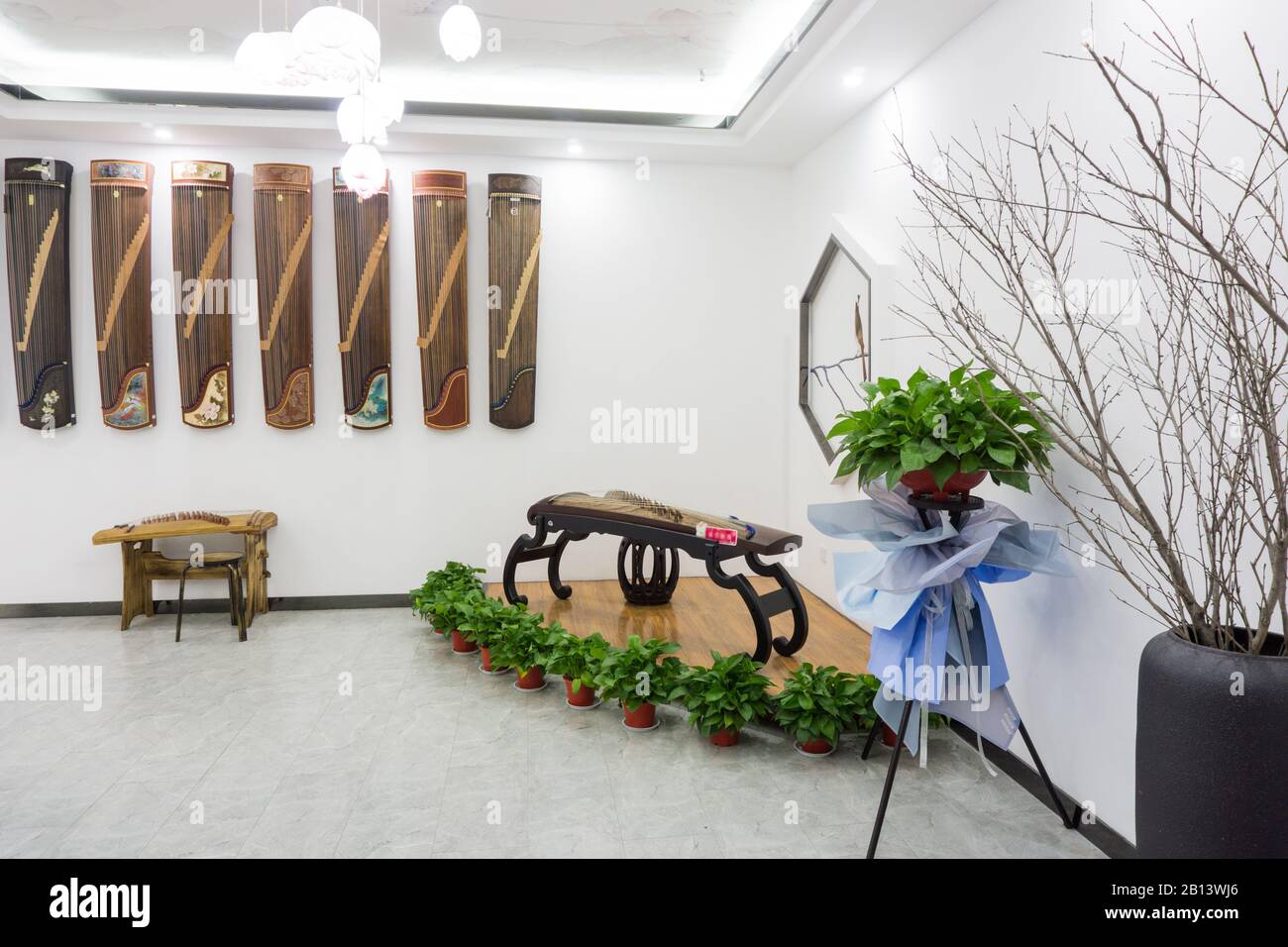 Als Guzheng Bildungs- und Ausbildungseinrichtung in China ist die Inneneinrichtung einfach und elegant und zeigt den Charme der traditionellen chinesischen Kultur. Stockfoto