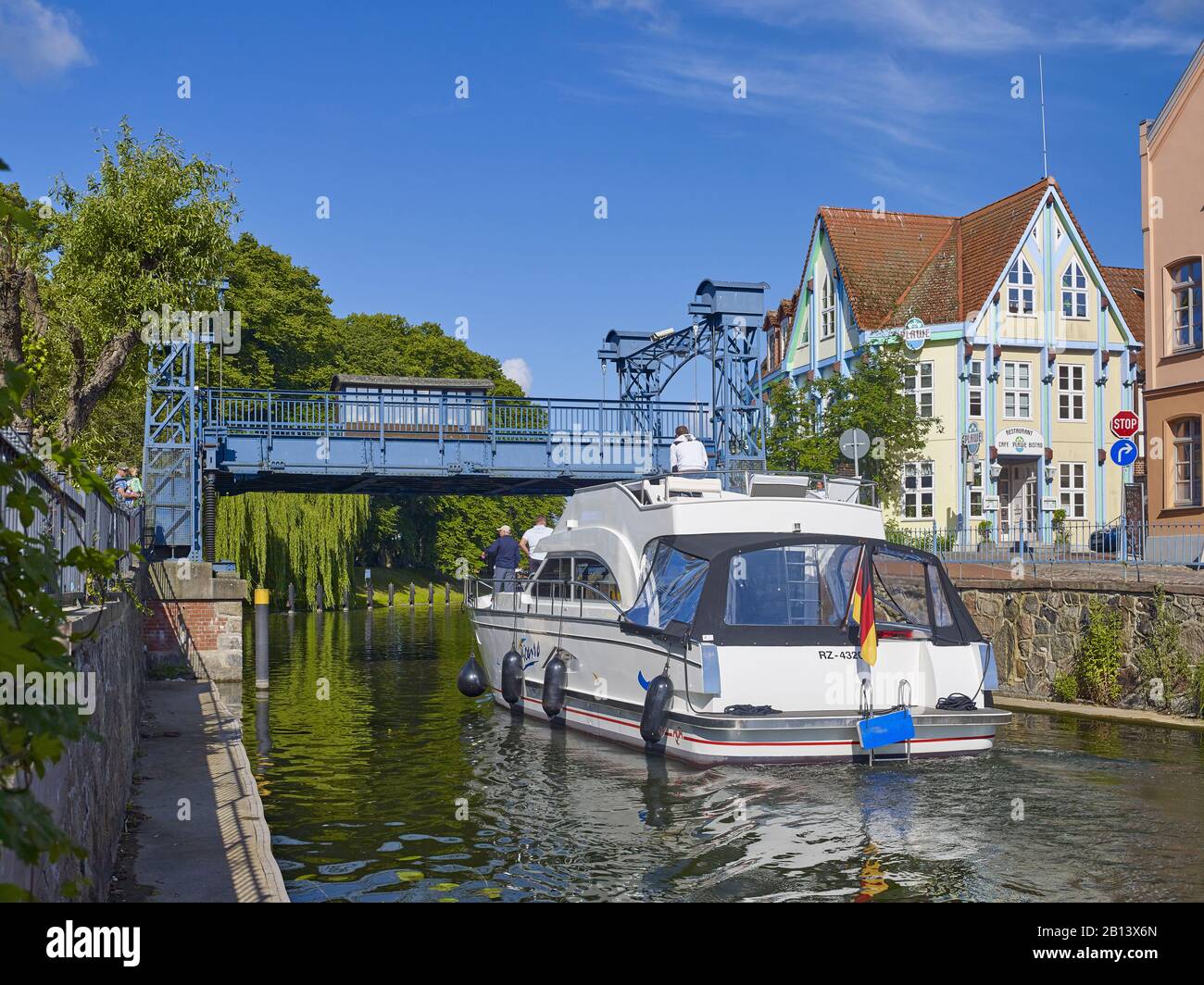 Hubbrücke am Kanal Elde in Plau am See an der Müritz-Elde-Wasserstraße, Mecklenburg-Vorpommern, Deutschland Stockfoto