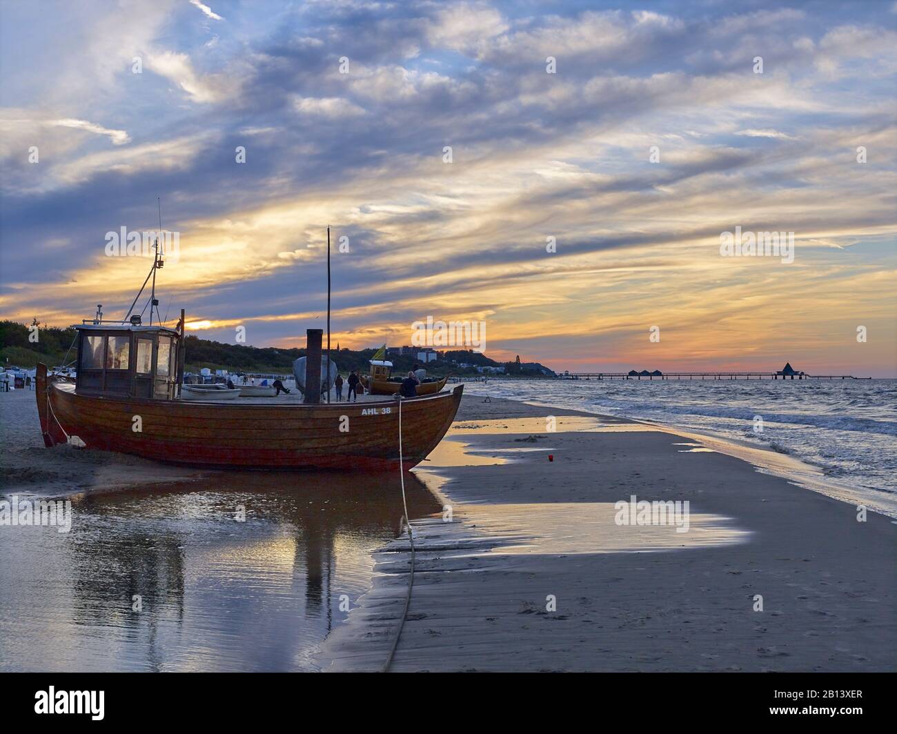 Fischerboot am Strand, Ahlbeck, Insel Usedom, Mecklenburg-Vorpommern, Deutschland Stockfoto