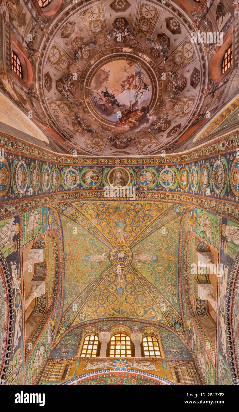 Ravenna, ITALIEN - 28. JANUAR 2020: Das Deckenmosaik und die Kuppel der Kirche Basilica di San Vitale. Stockfoto