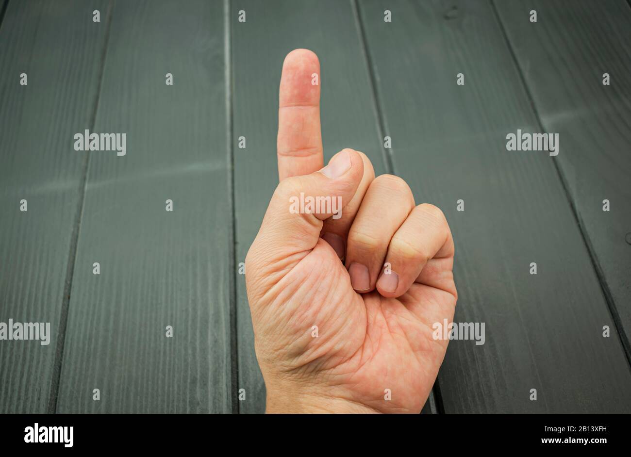 Der Zeigefinger ist in einer Fausthand eines weißen kaukasischen Mannes ausgestreckt Stockfoto