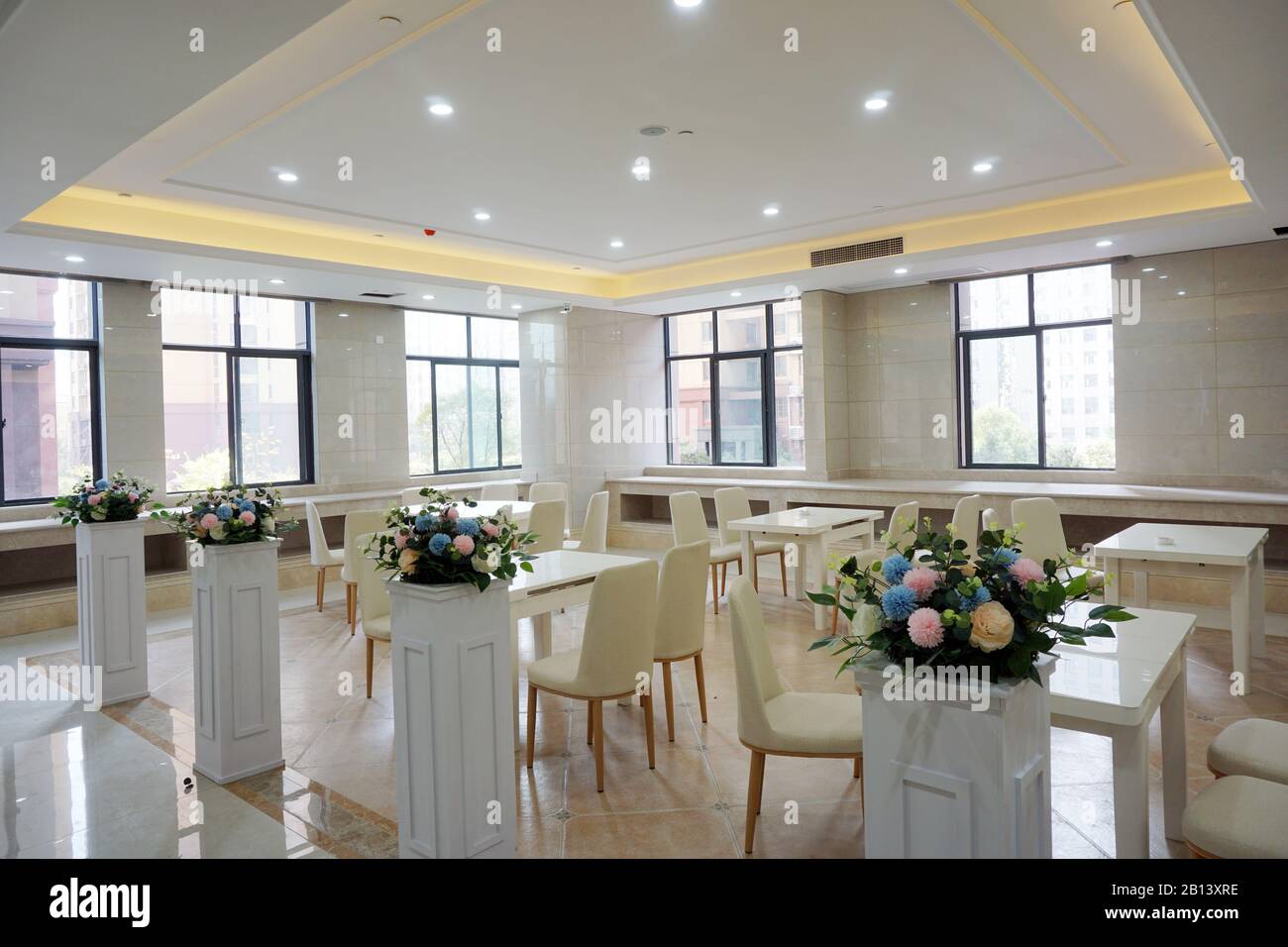 Der Speisesaal eines Hotels in China, der neue ist leer. Stockfoto