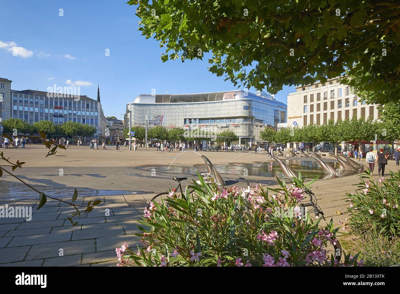 Der Königsplatz mit Wasserspeiern in Kassel, Hessen, Deutschland Stockfoto