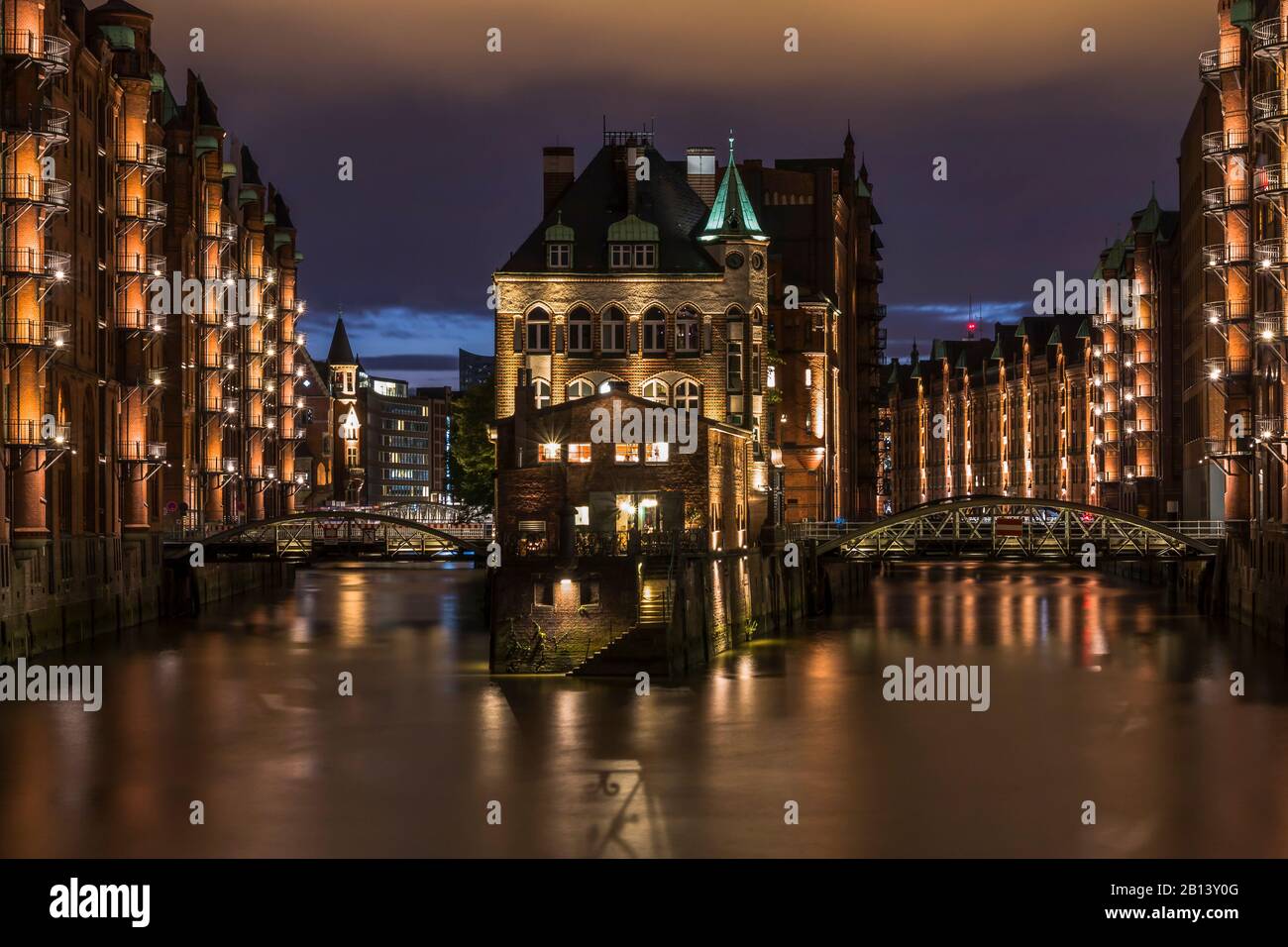 Blick von der Poggenmühlenbrücke auf das Restaurant Wasserschloß in der Speicherstadt, Hamburg, Deutschland Stockfoto