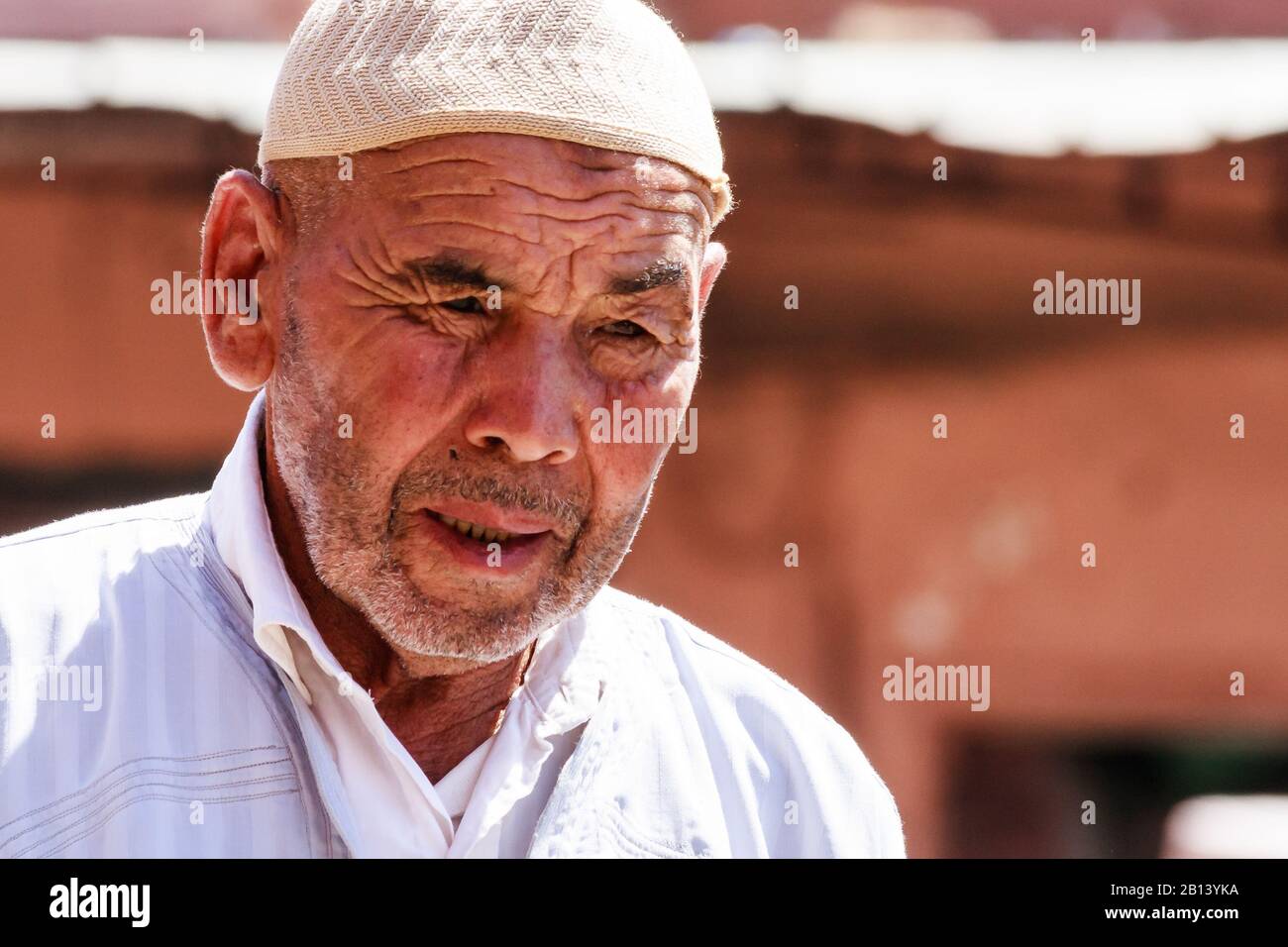 Marrakesch, Marokko - 9. September 2010: Porträt eines marokkanischen Mannes mit Hut. Lange Gewänder und ein Hut sind das Standardkleid für Männer. Stockfoto