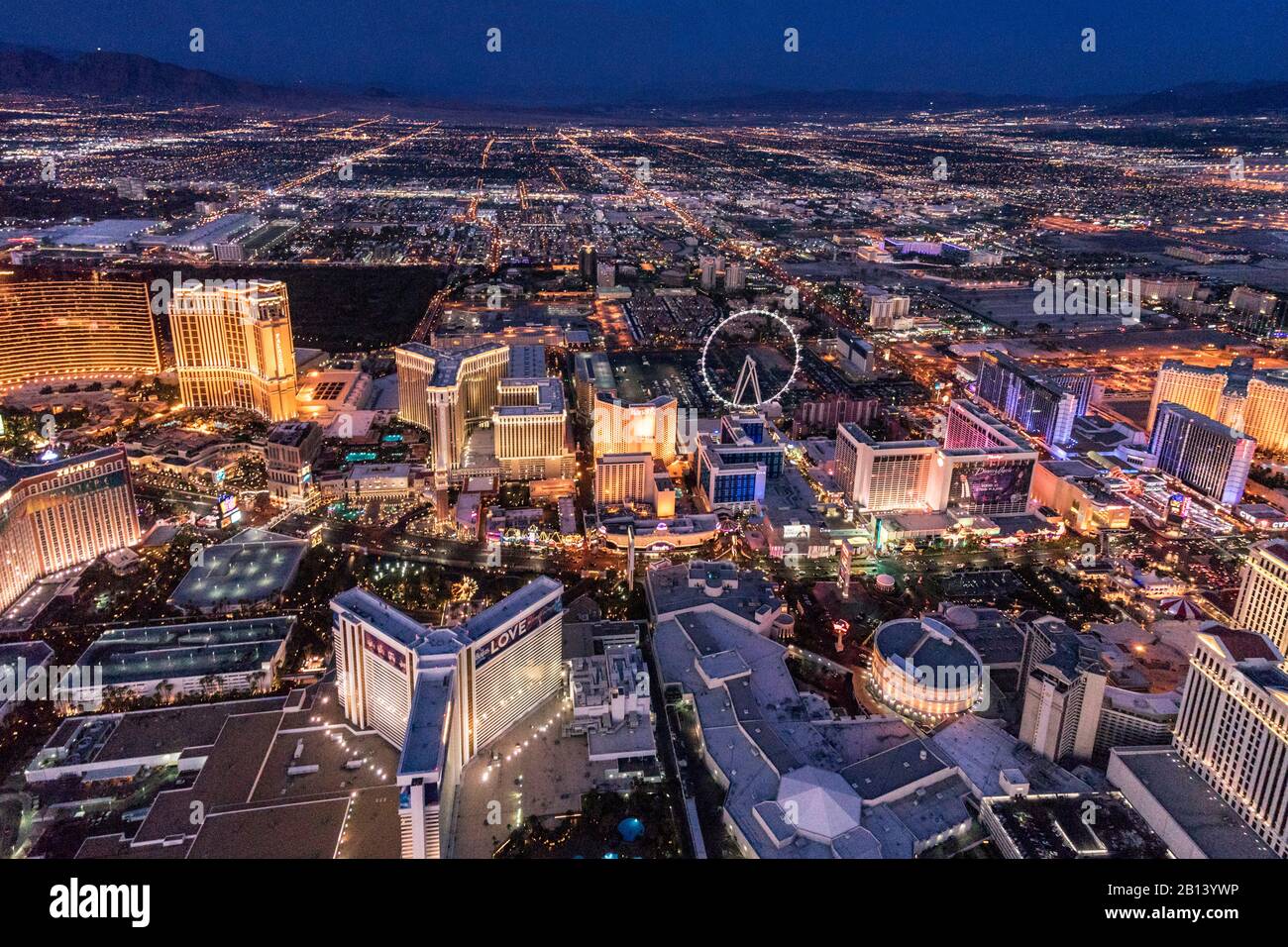 Der STREIFEN, Luftaufnahmen vom Hubschrauber in der Dämmerung, Las Vegas, Nevada, USA Stockfoto
