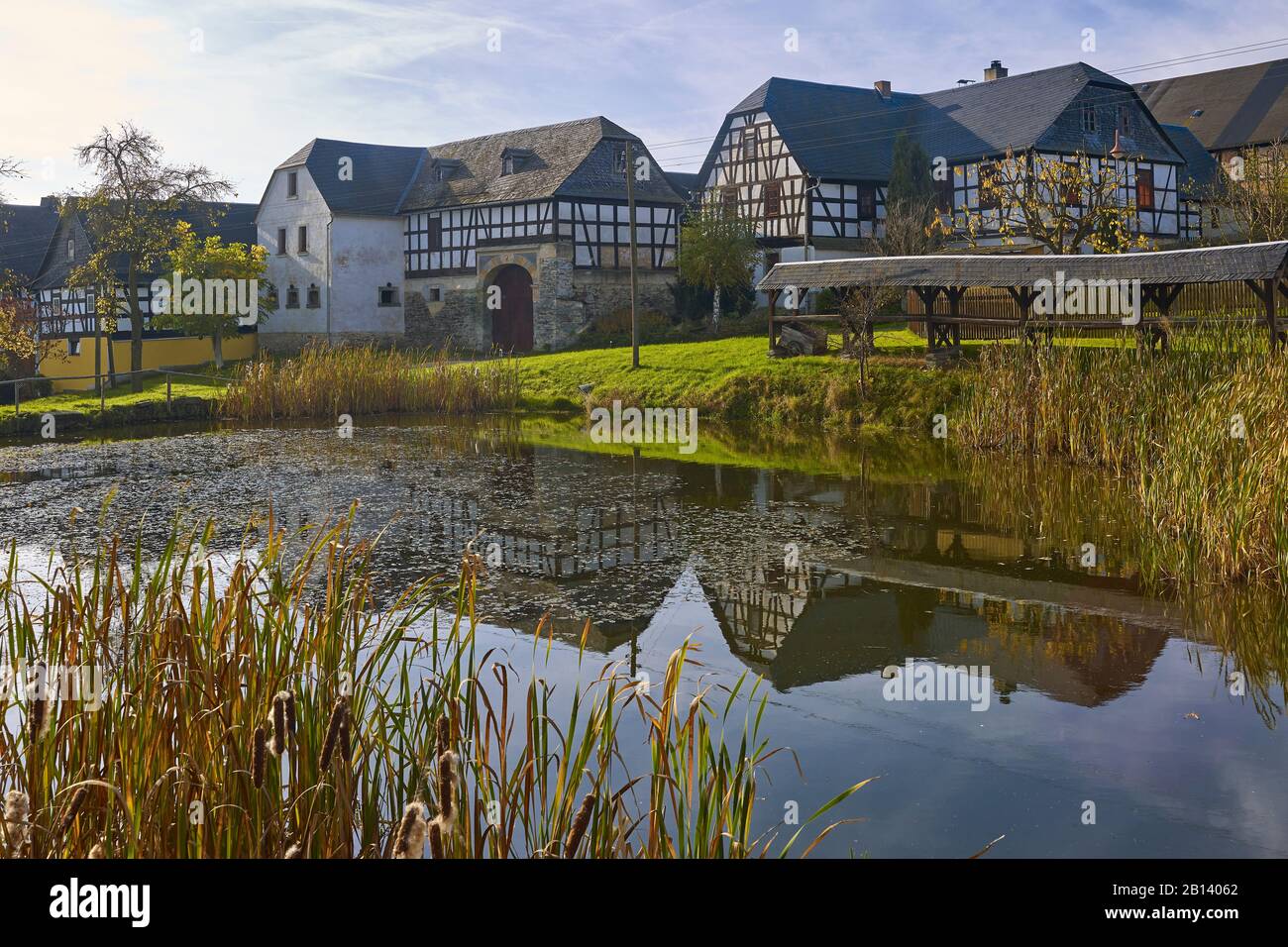 Nitschareuth, historisches Dorfgrün mit Bauernhaus in Fachwerk, Thüringen, Deutschland Stockfoto