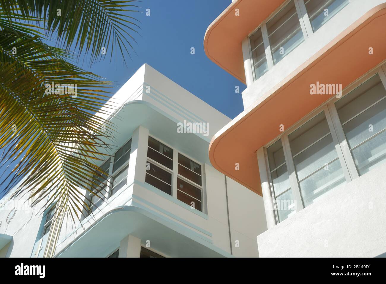 Miami Art Deco District am Ocean Drive, Details. Bunte Betonplatten, Palmen und blauer Himmel am sonnigen South Beach, Florida. Stockfoto